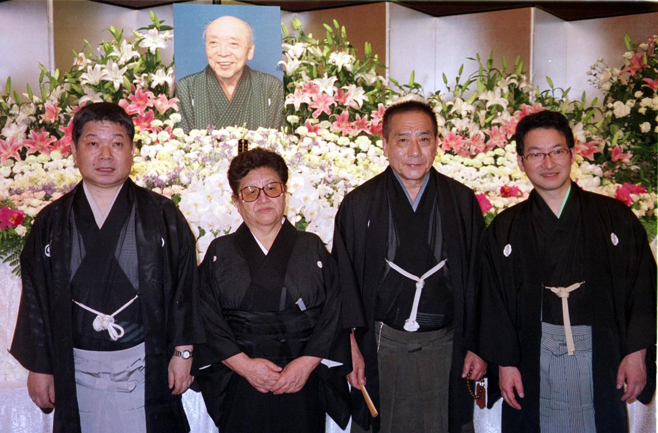 2004年6月、春風亭柳昇さん一周忌　春風亭柳昇さんの遺影の前に並んだ左から昔昔亭桃太郎、孝子夫人、春風亭小柳枝さん、春風亭昇太