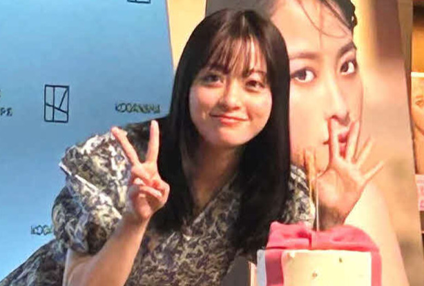 写真集「カレイドスコープ」発売記念会見に出席し、25歳の誕生日ケーキを贈られた橋本環奈（撮影・松尾幸之介）
