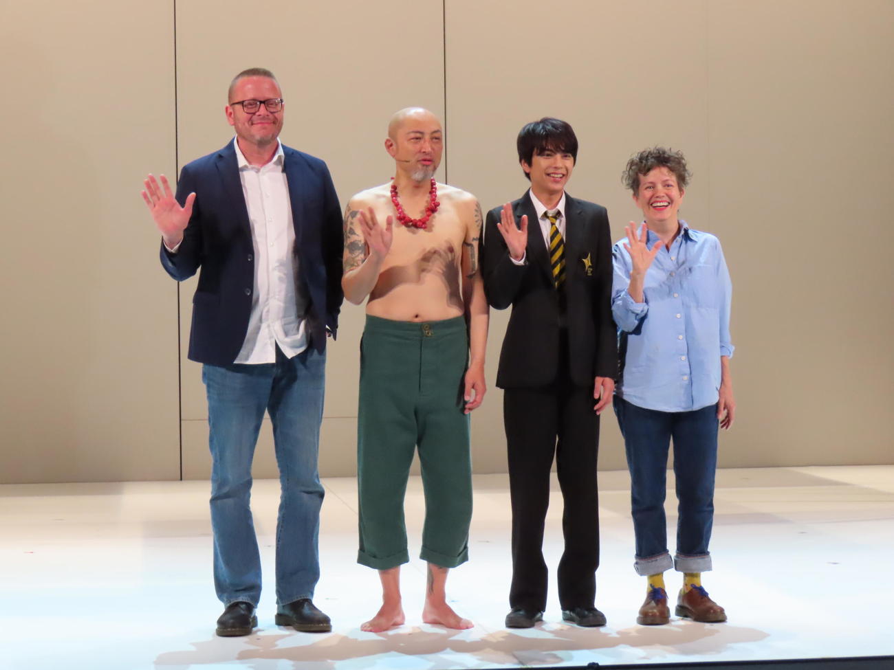 主演舞台「モンスター・コールズ」の会見に出席した佐藤勝利（左から3人目）。左からパトリック・ネス氏、山内圭哉、1人おいてサリー・クックソン氏（撮影・横山慧）
