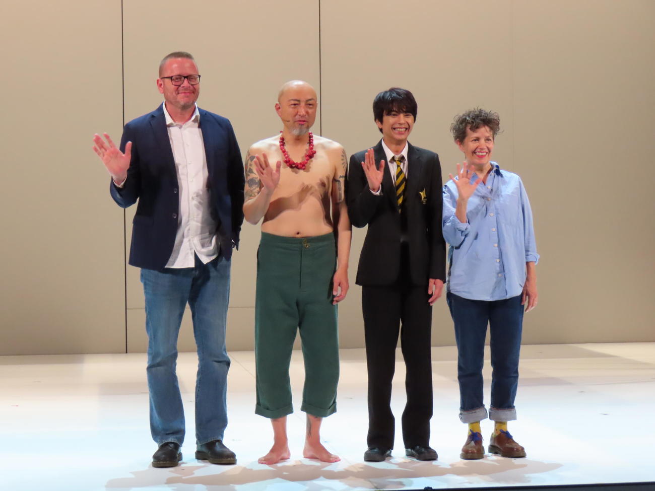 主演舞台「モンスター・コールズ」の会見に出席した佐藤勝利（左から3人目）。左からパトリック・ネス氏、山内圭哉、1人おいてサリー・クックソン氏（撮影・横山慧）