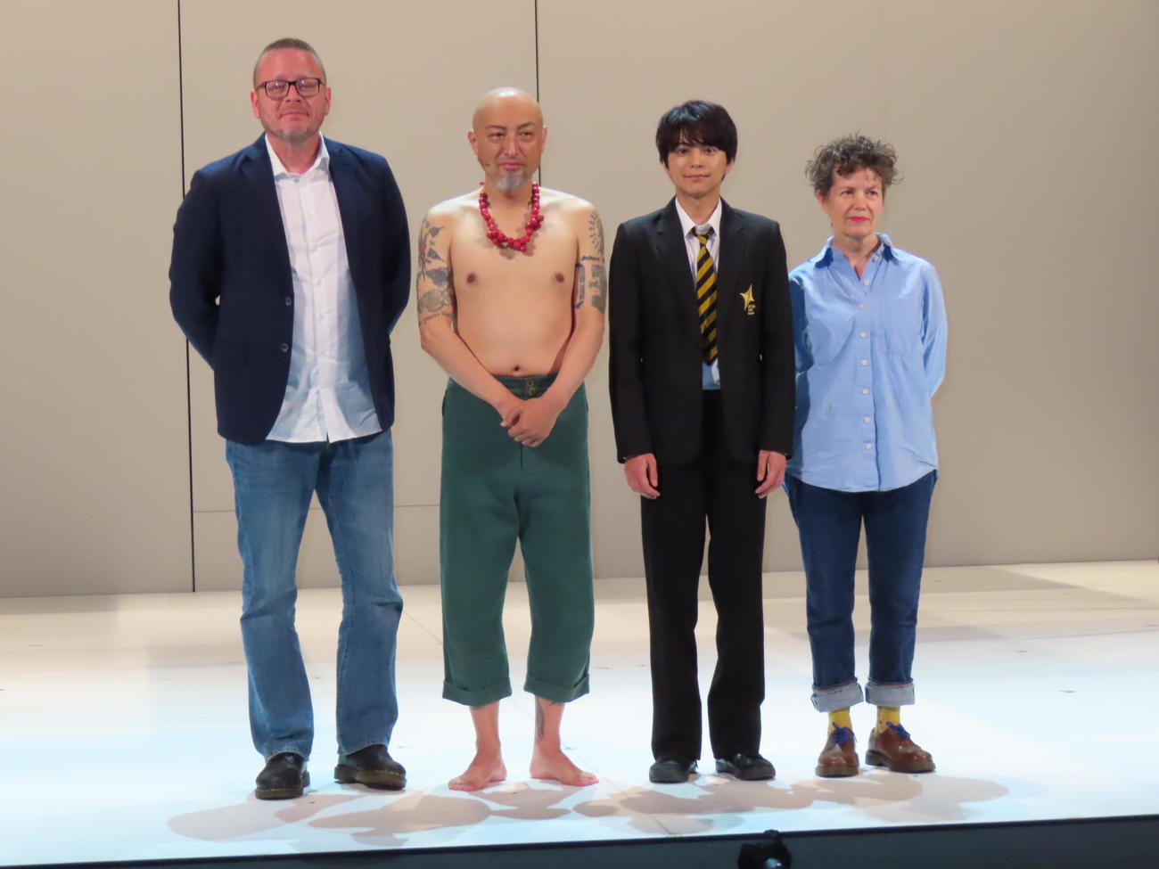 主演舞台「モンスター・コールズ」の会見に出席した佐藤勝利（左から3人目）。左からパトリック・ネス氏、山内圭哉、1人おいてサリー・クックソン氏（撮影・横山慧）