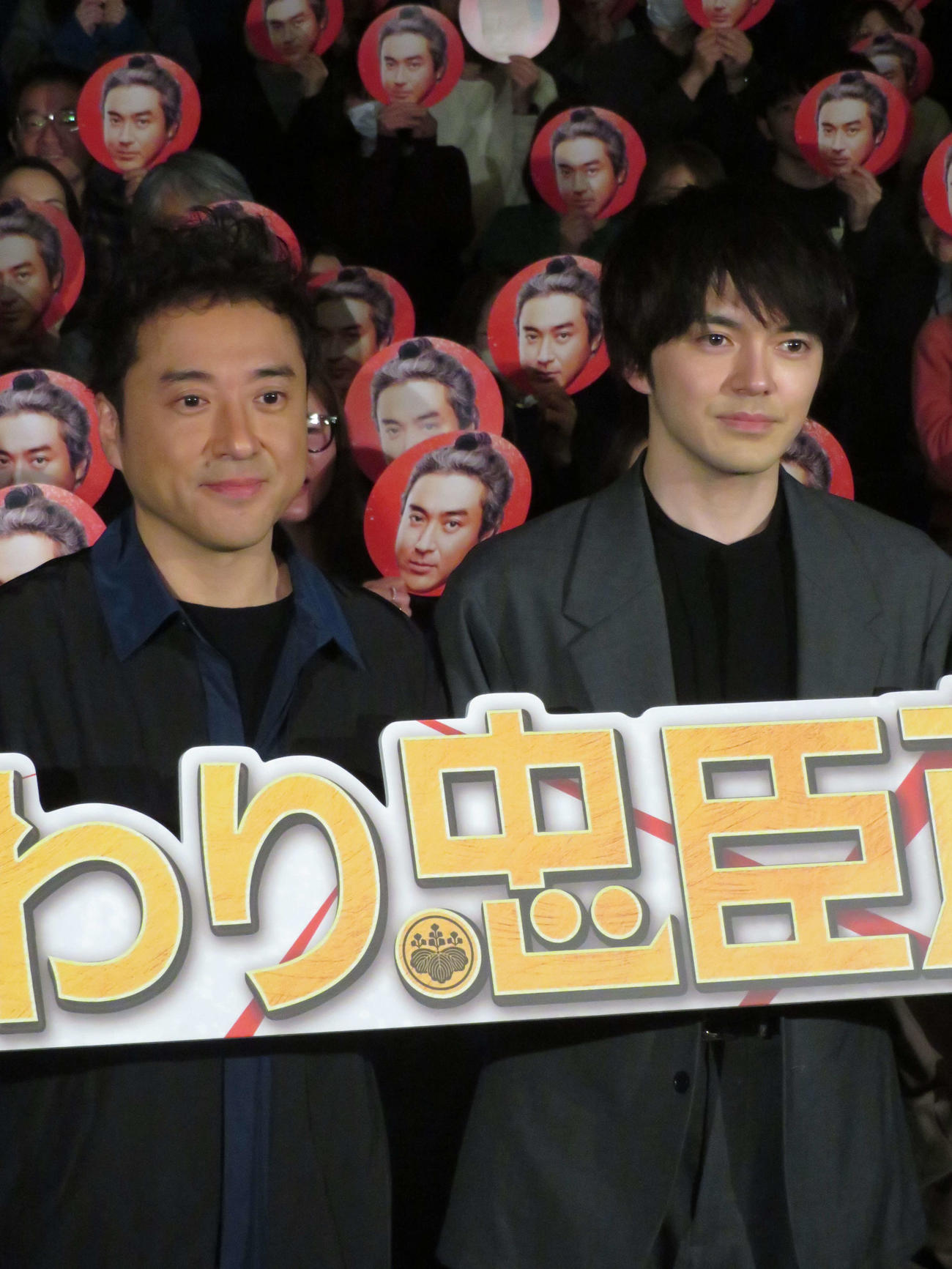 映画「身代わり忠臣蔵」の初日舞台あいさつに登壇した左からムロツヨシ、林遣都