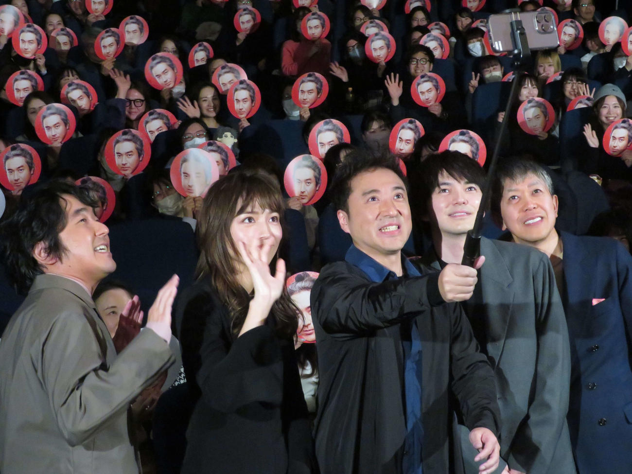 映画「身代わり忠臣蔵」の初日舞台あいさつに登壇し、観客と自撮り撮影する左から本田力、川口春奈、ムロツヨシ、林遣都、河合勇人監督