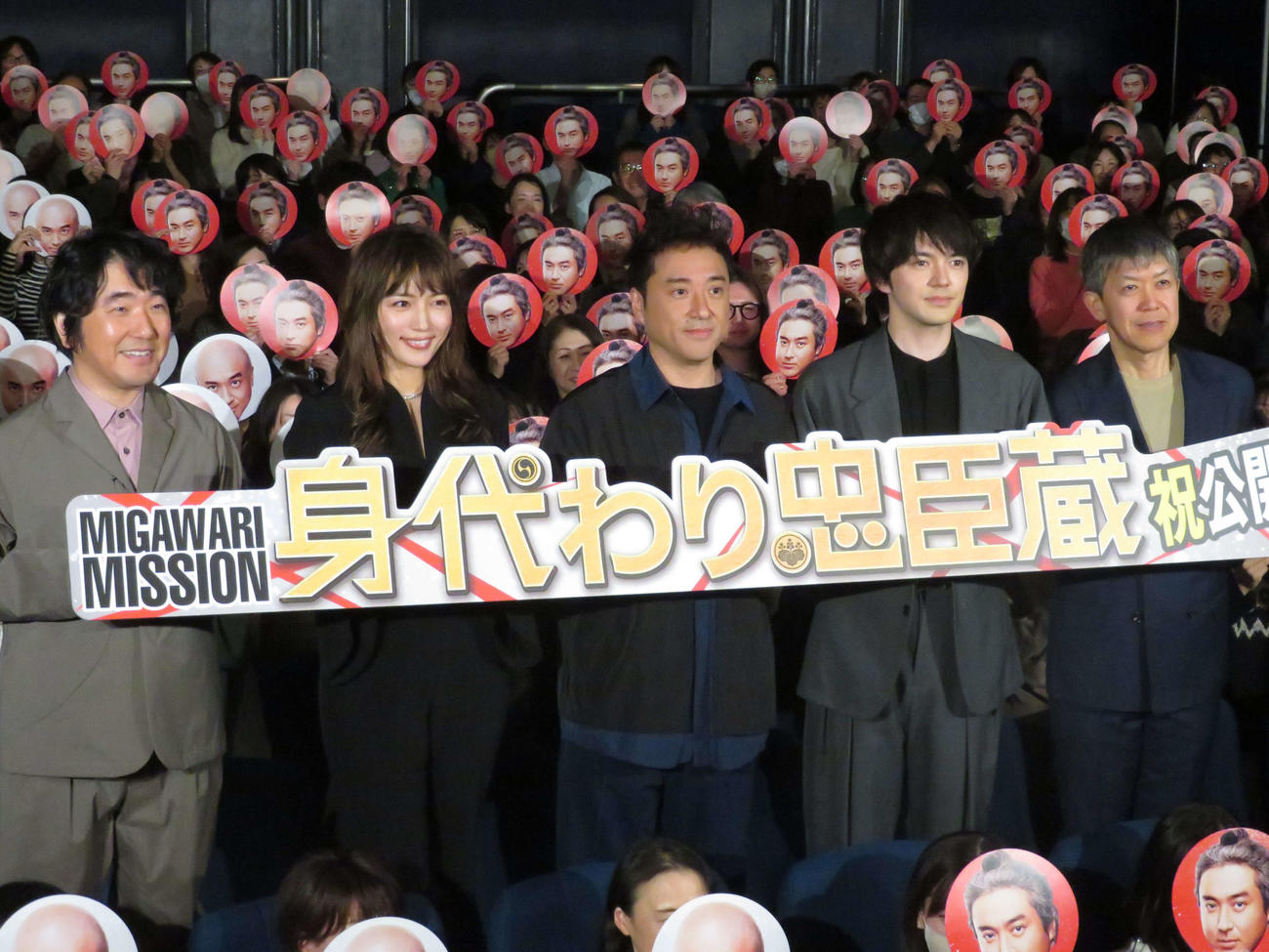 映画「身代わり忠臣蔵」の初日舞台あいさつに登壇した左から本田力、川口春奈、ムロツヨシ、林遣都、河合勇人監督