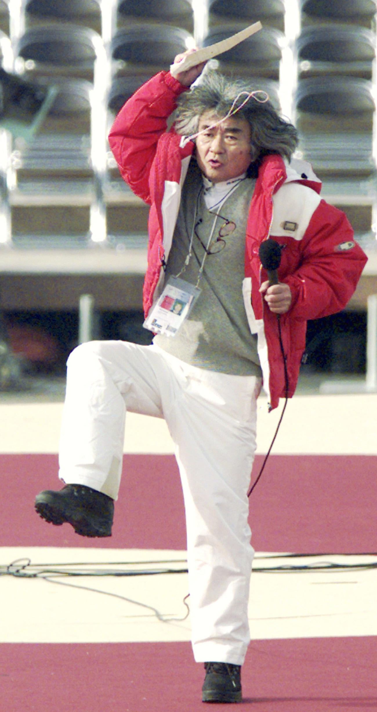 98年2月、長野五輪の開会式会場で「歓喜の歌」の合唱指導をする小澤征爾さん