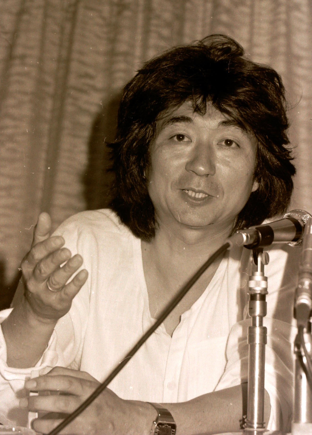 記者会見する小澤征爾さん（1978年7月撮影）
