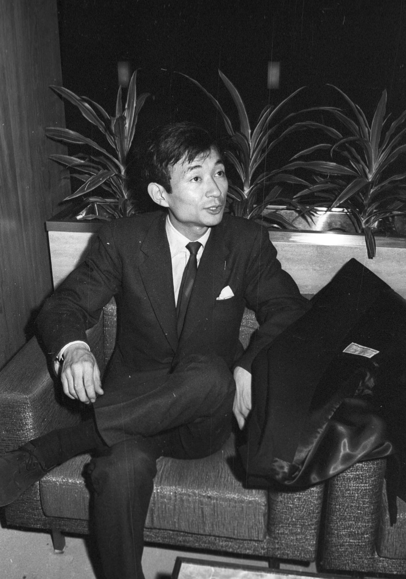 小澤征爾氏とNHK交響楽団の対立問題からNHK側が定期公演の中止を発表、怒りをあらわにする小澤征爾さん（1962年12月撮影）