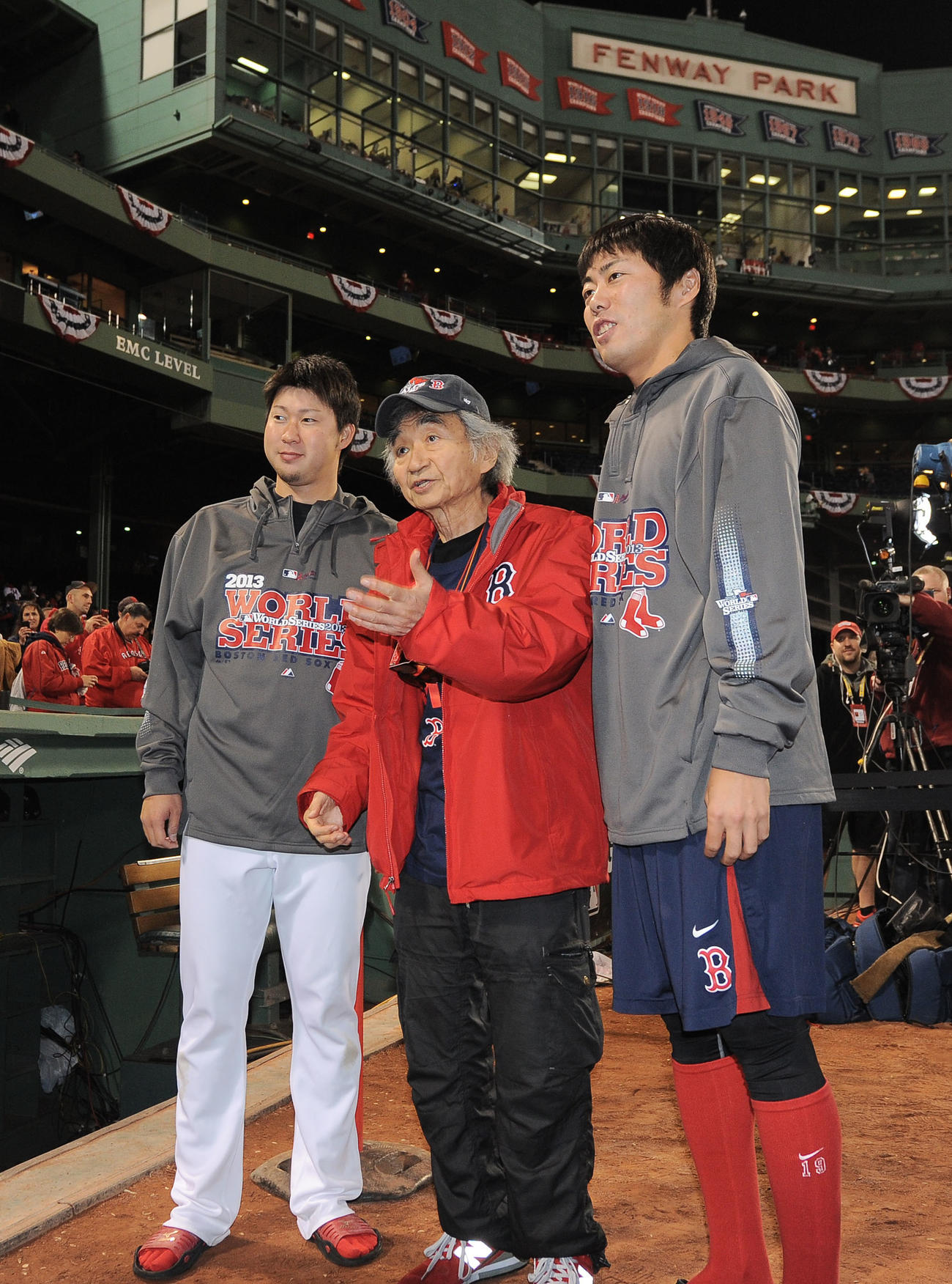 ワールドシリーズ開幕戦でフェンウェイパークを訪れた小澤征爾さん（中央）の激励を受けるレッドソックス上原（右）と田沢（13年10月23日撮影）