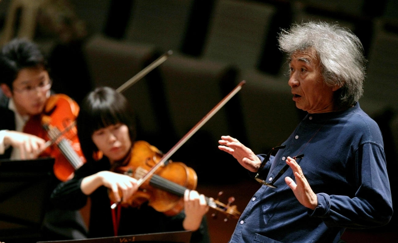 09年、小澤征爾音楽塾オーケストラを指揮する小澤征爾さん（ロイター）