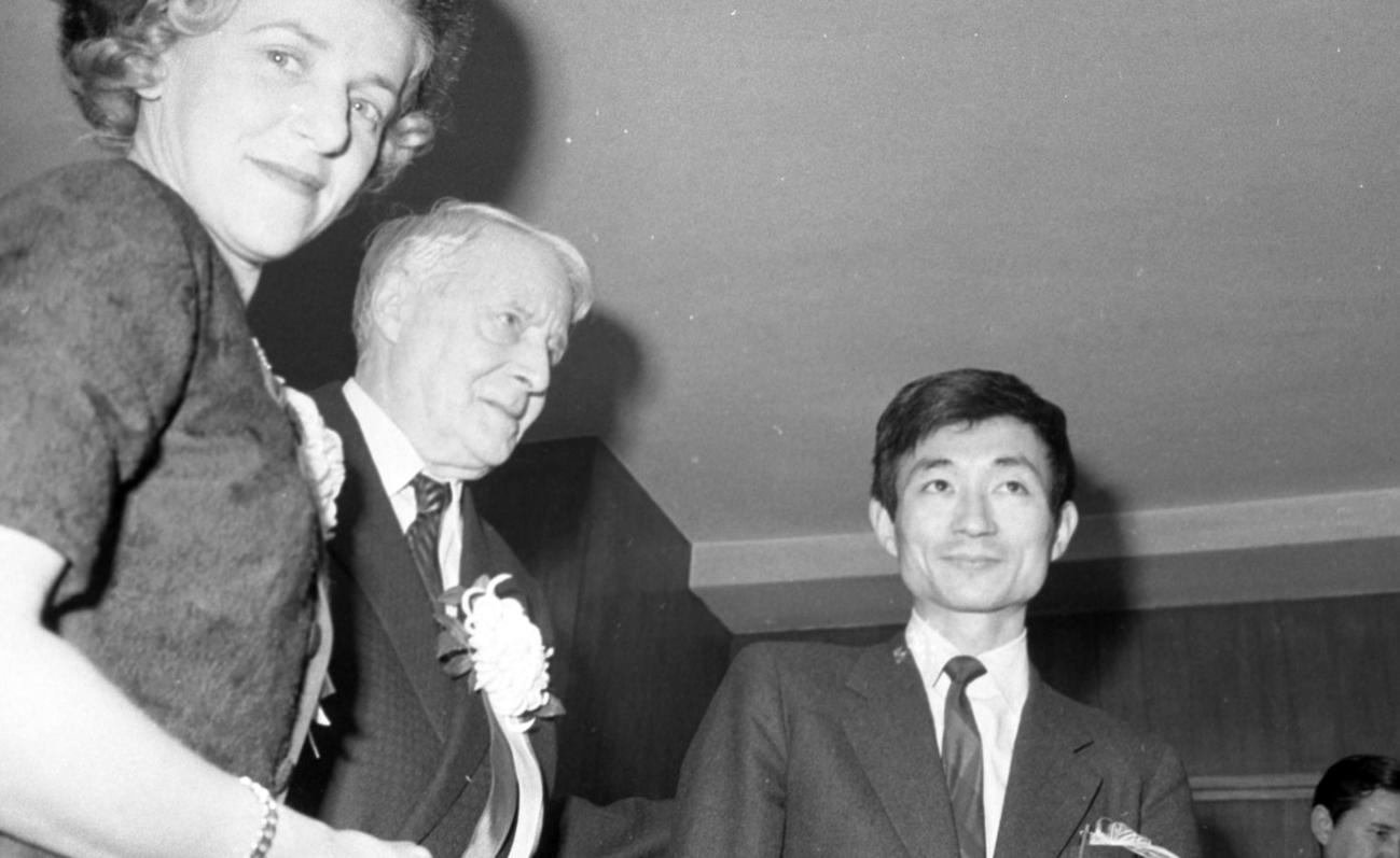 日本フィルハーモニー交響楽団を指揮するため2度目の来日をした恩師シャルル・ミュンシュ夫妻と、半年ぶりの対面を喜ぶ小澤征爾さん（1962年12月撮影）