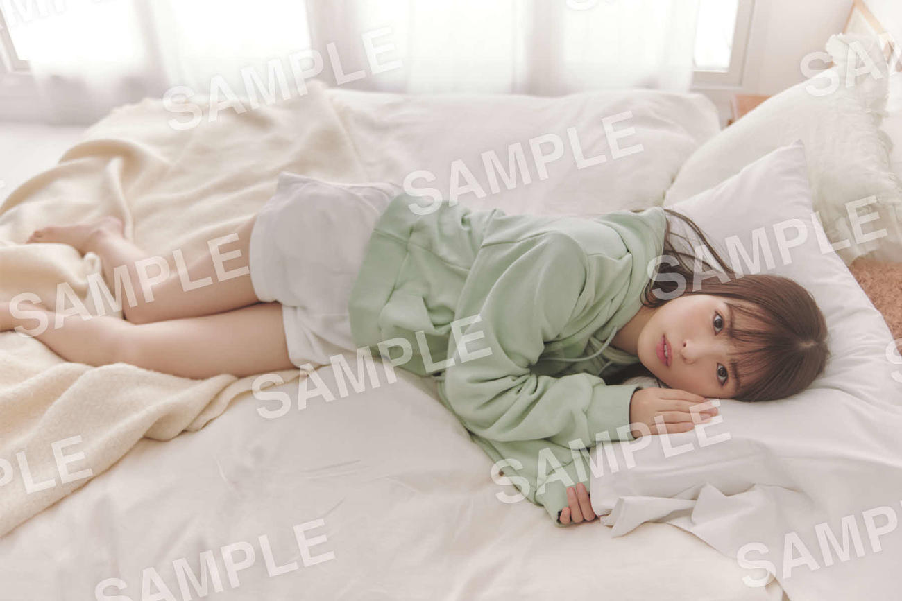 乃木坂46・5期生の初写真集「あの頃、乃木坂にいた」封入特典の小川彩ソロポスターカット（C）マガジンハウス