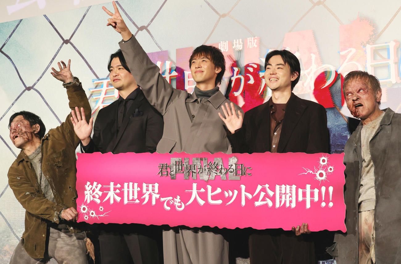 7日、劇場版「君と世界が終わる日に」公開記念舞台あいさつでゴーレムに挟まれる左から菅原伸太郎監督、竹内涼真、菅田将暉