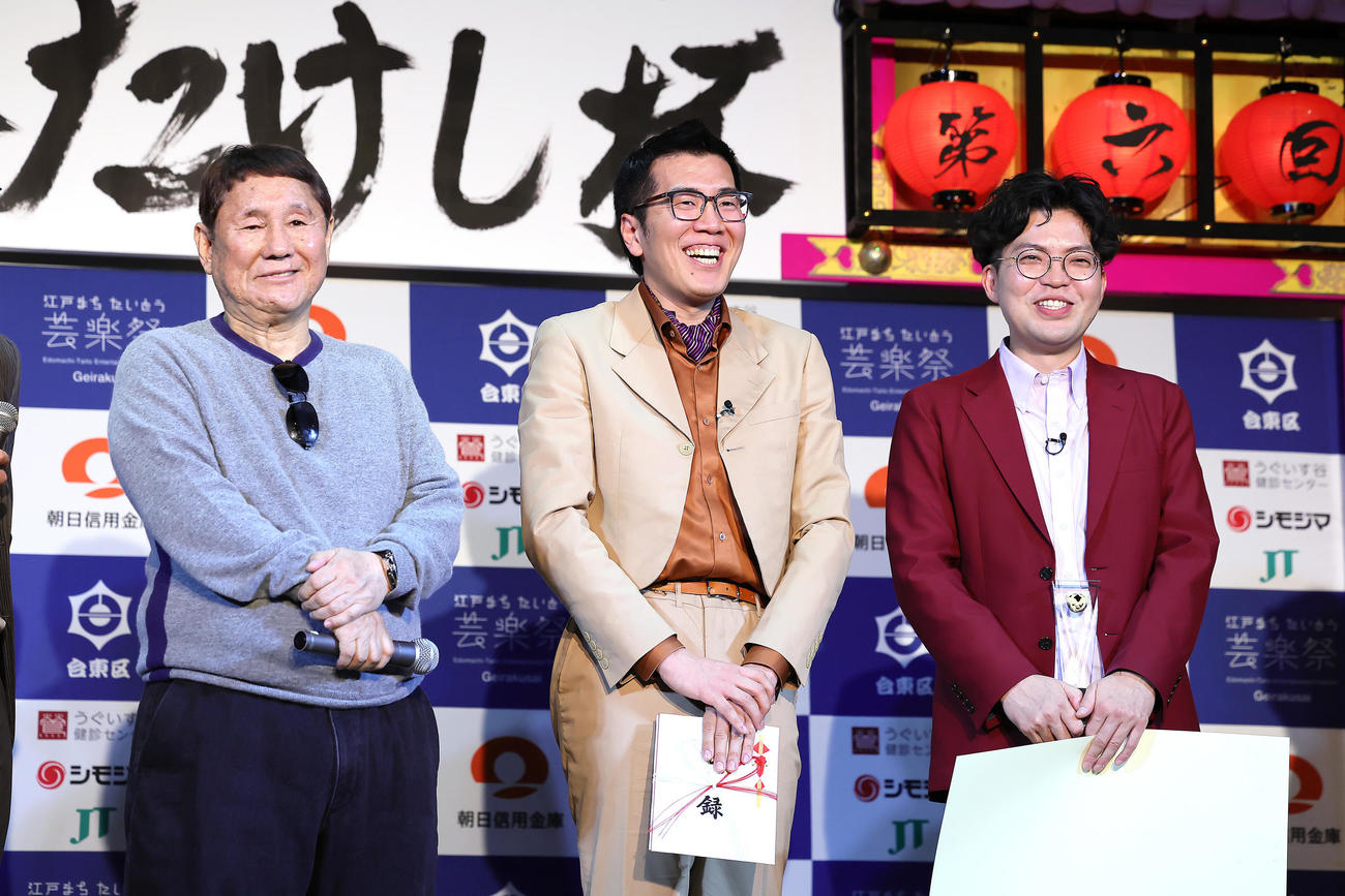 優勝したヤーレンズの楢原真樹（中央）と出井隼之介（右）はビートたけしとの記念撮影に笑顔（撮影・足立雅史）