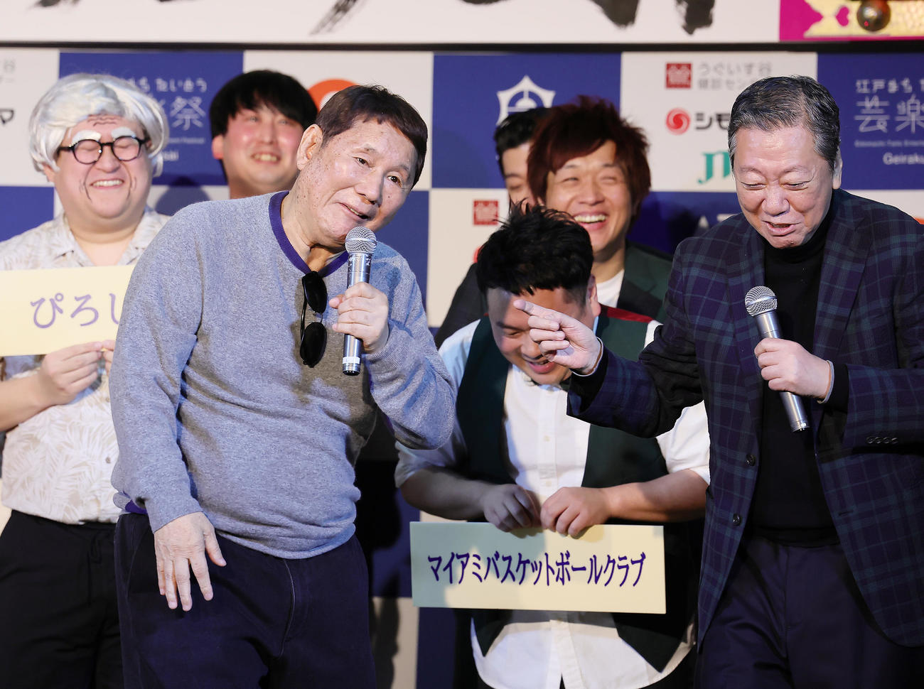 舞台上でボケるビートたけし（左）。右は高田文夫（撮影・足立雅史）