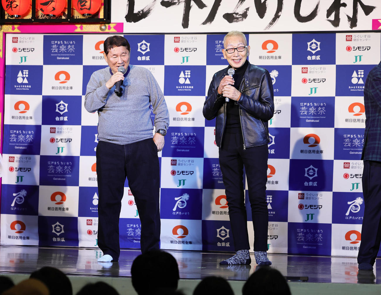 オープニングに登場したビートたけし（左）とビートきよし（撮影・足立雅史）