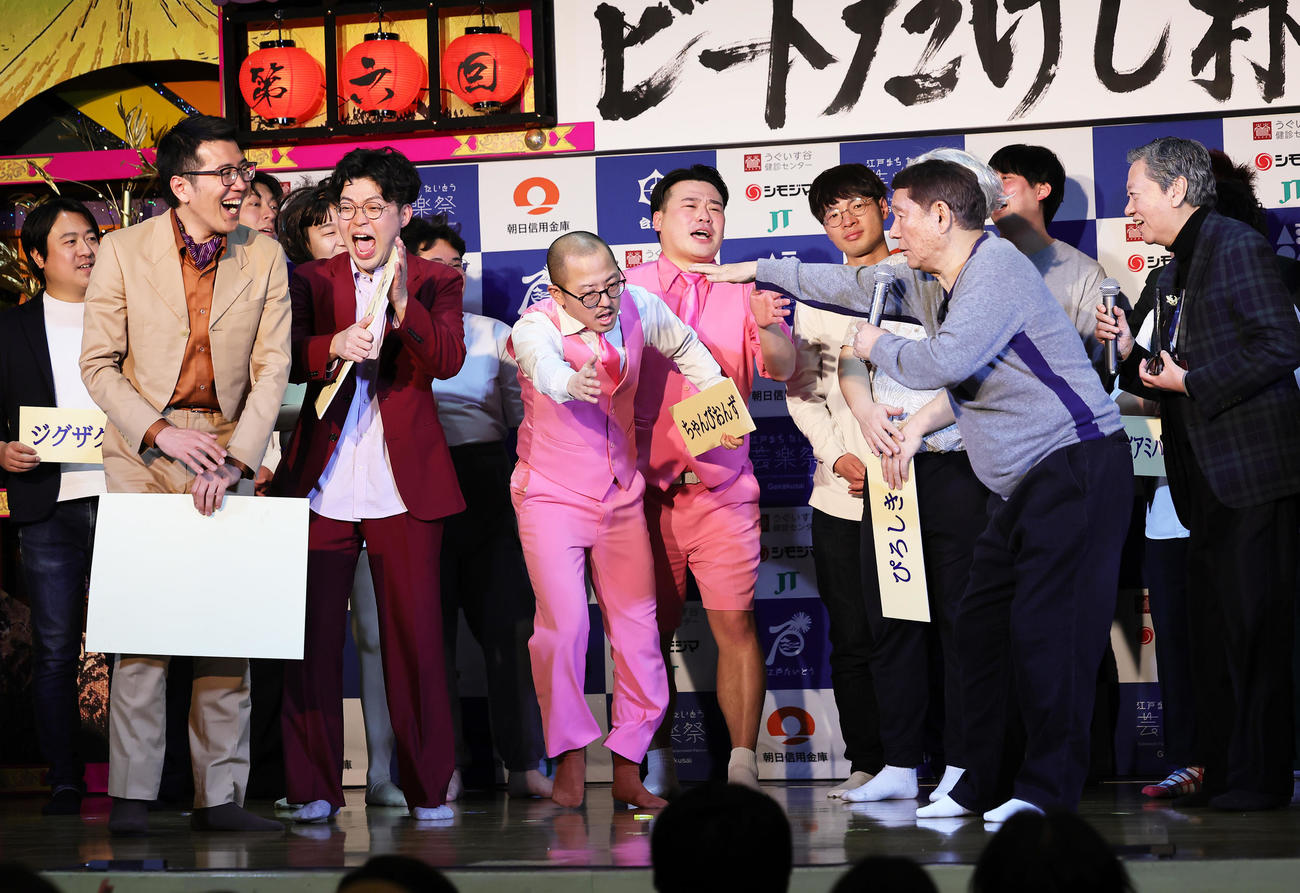 舞台上でボケるビートたけし（右から2人目）。左は優勝のヤーレンズ、中央はちゃんぴおんず（撮影・足立雅史）