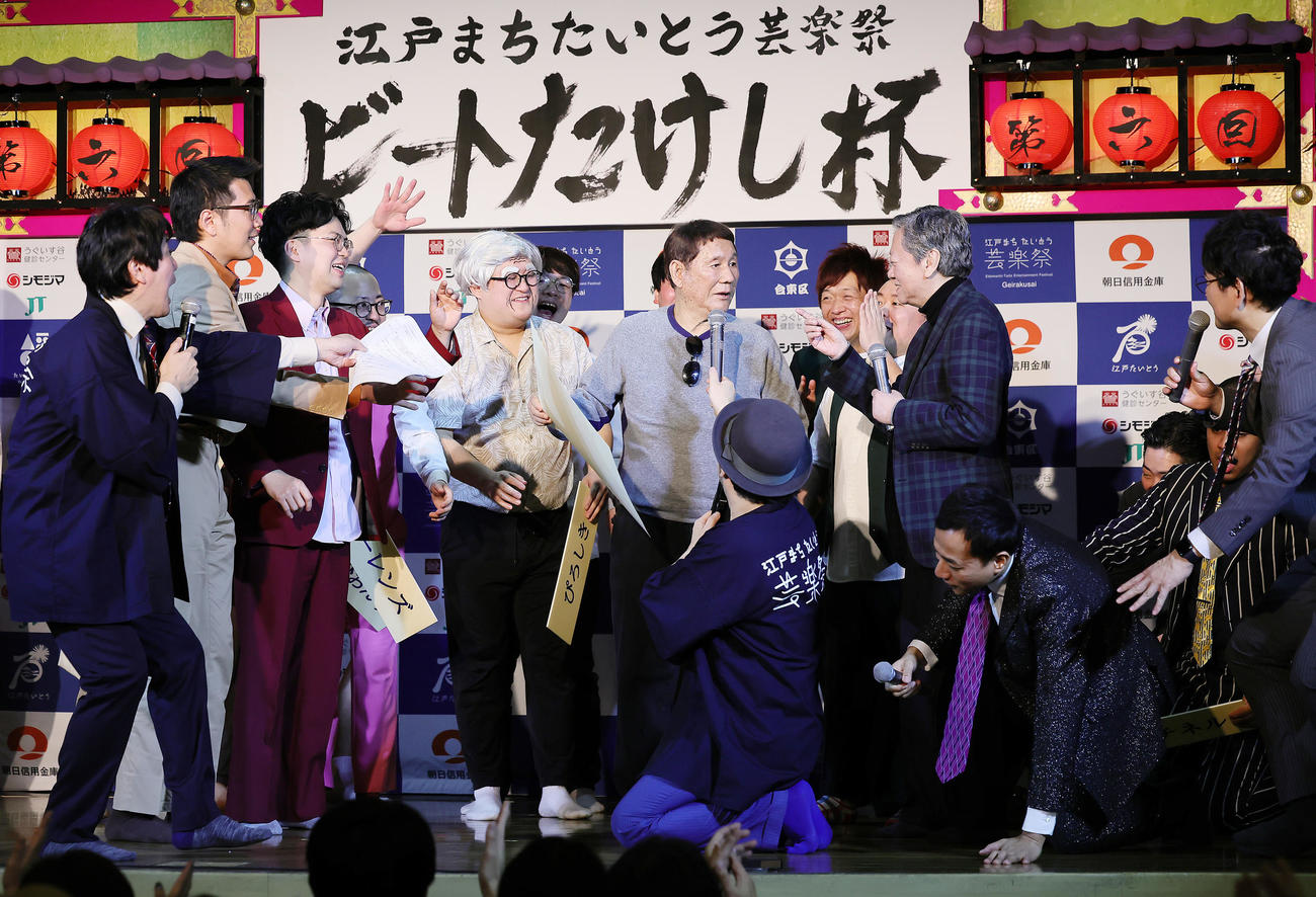 舞台上でボケるビートたけし（中央）（撮影・足立雅史）