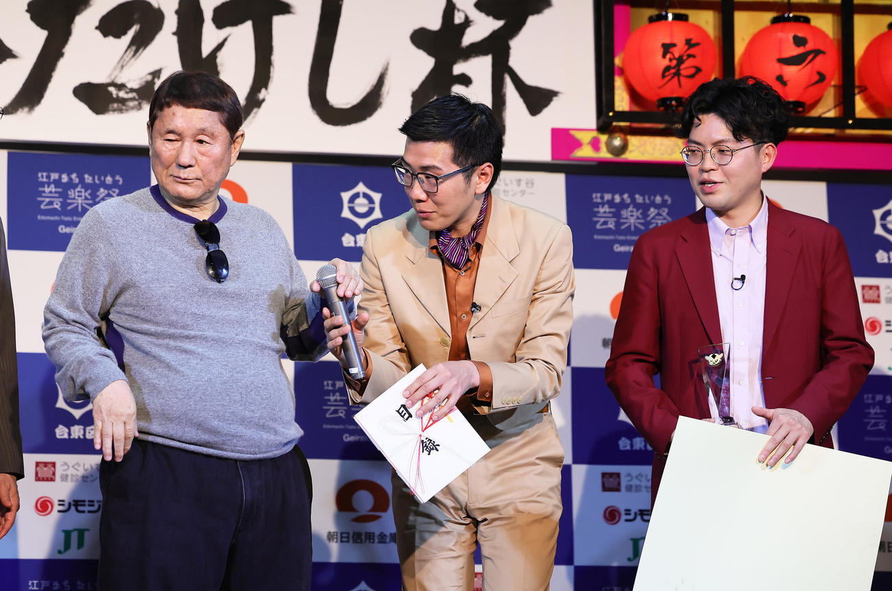 優勝のヤーレンズの楢原真樹（中央）と出井隼之介（右）はビートたけしからマイクを受け取る（撮影・足立雅史）