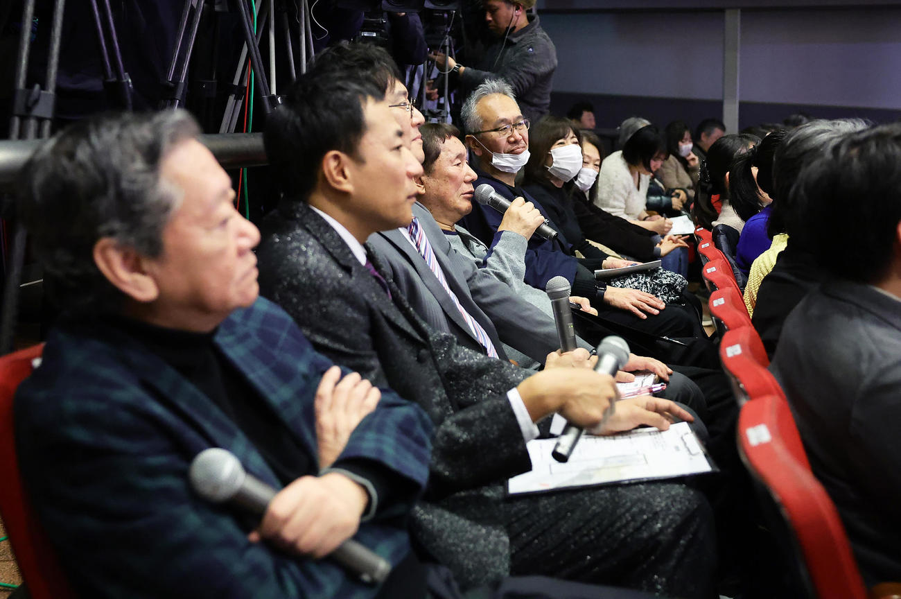 審査員席で講評するビートたけし（中央）（撮影・足立雅史）