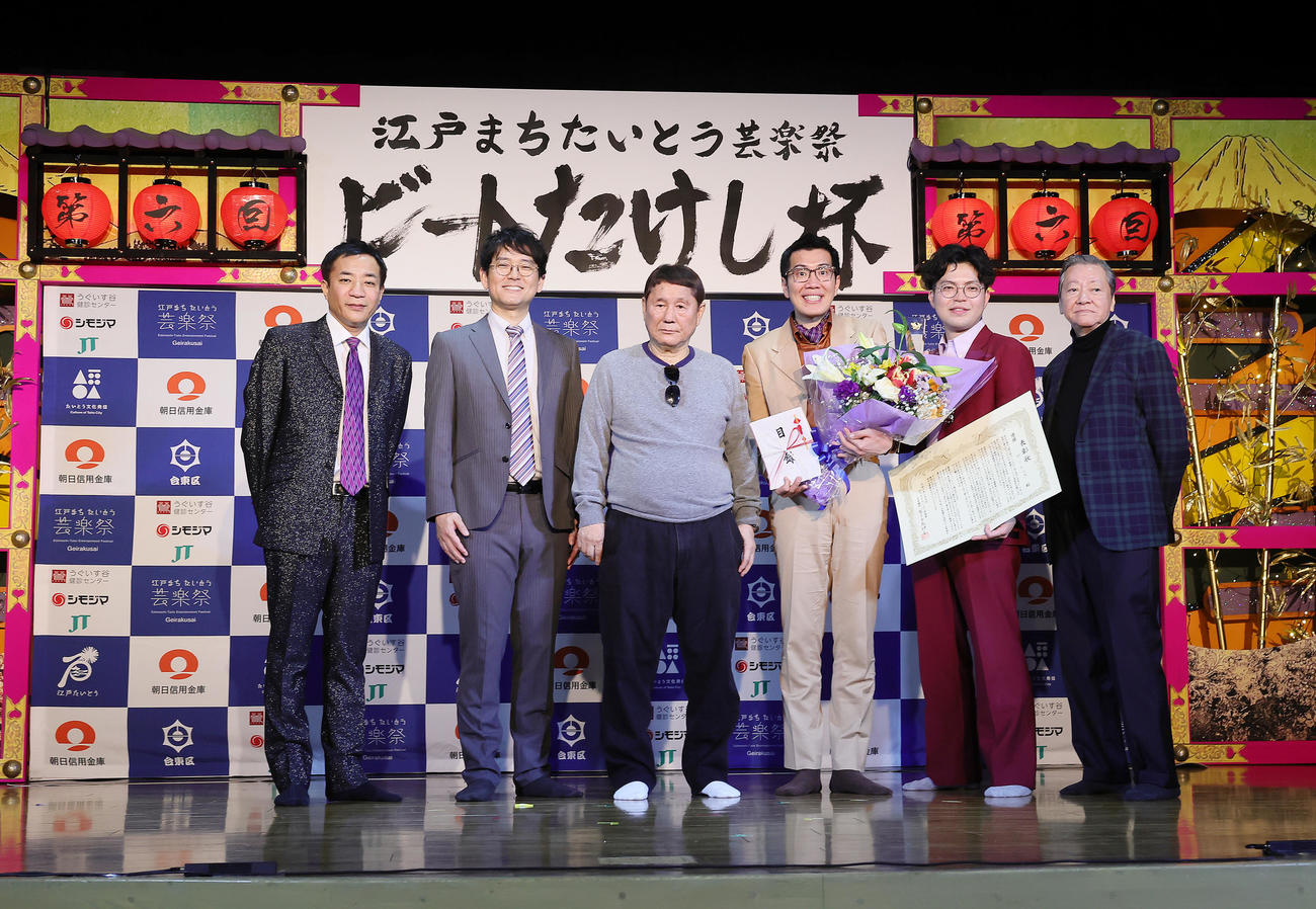 優勝のヤーレンズの楢原真樹（右から3人目）と出井隼之介（同2人目）はビートたけし（中央）らとの記念撮影に笑顔。左からナイツの塙宣之と土屋伸之、3人おいて高田文夫（撮影・足立雅史）