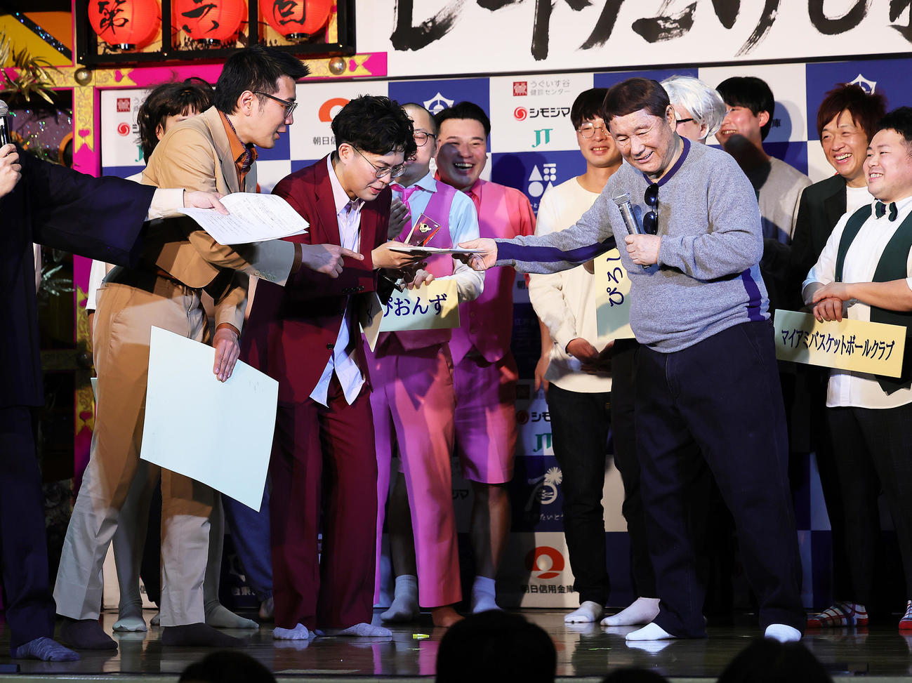 優勝したヤーレンズの楢原真樹（左）と出井隼之介（中央）はビートたけしから賞金を受け取る（撮影・足立雅史）