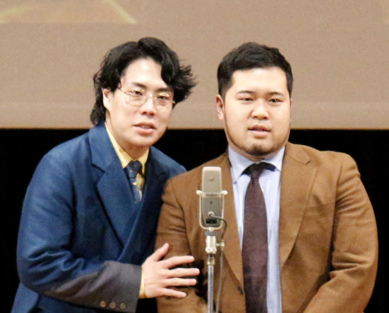 令和ロマンの高比良くるま（左）と松井ケムリ（2023年12月撮影）