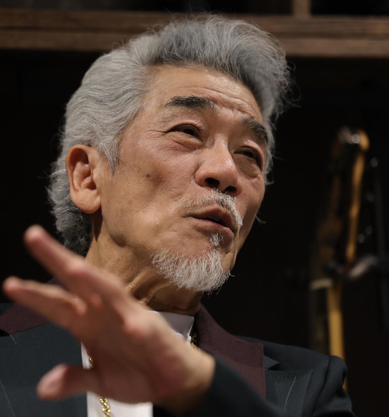 インタビューで50年を振り返る宇崎竜童（撮影・野上伸悟）