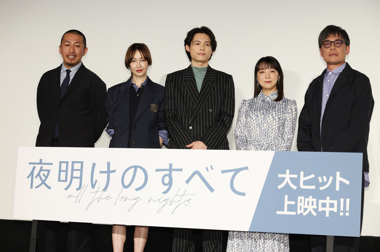 映画「夜明けのすべて」公開記念舞台あいさつを行った、左から三宅唱監督、りょう、松村北斗、上白石萌音、光石研（撮影・中島郁夫）