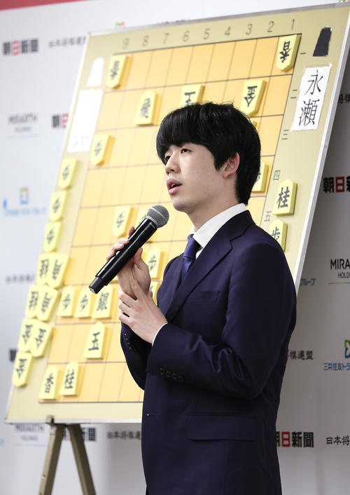 決勝で敗れ、感想戦に臨む藤井聡太八冠(撮影・足立雅史)