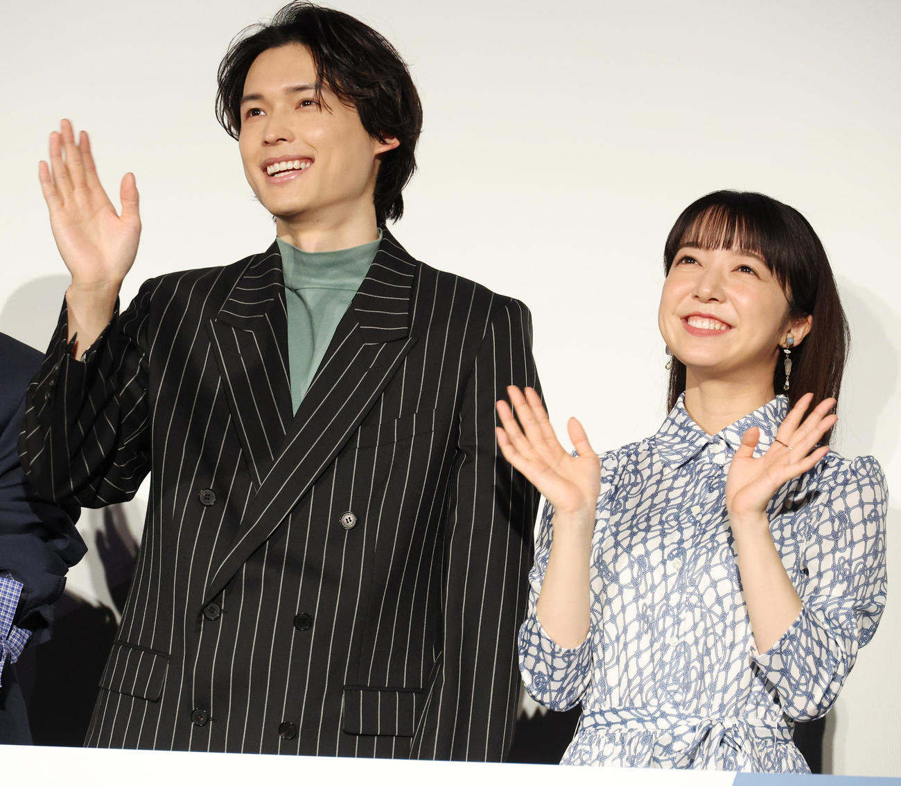 映画「夜明けのすべて」公開記念舞台あいさつする松村北斗（左）と上白石萌音（撮影・中島郁夫）