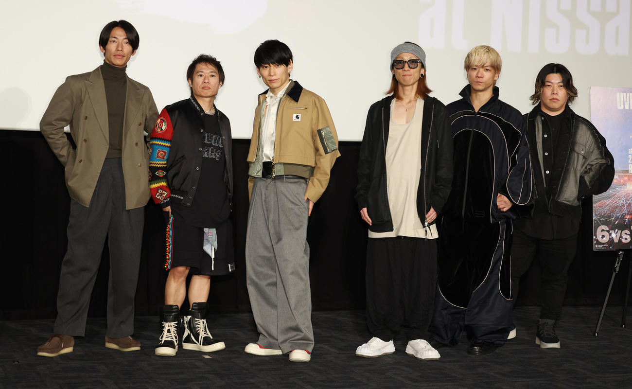 「UVERworld KING’S PARADE　男祭り　REBORN」公開記念舞台あいさつを行ったUVERworld。左から真太郎、克哉、TAKUYA∞、彰、信人、誠果（撮影・中島郁夫）