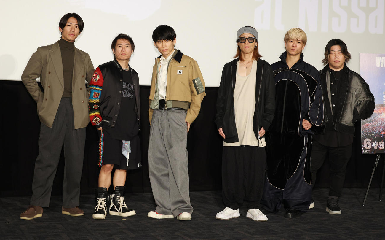 「UVERworld KING’S PARADE　男祭り　REBORN」公開記念舞台あいさつを行ったUVERworld。左から真太郎、克哉、TAKUYA∞、彰、信人、誠果（撮影・中島郁夫）
