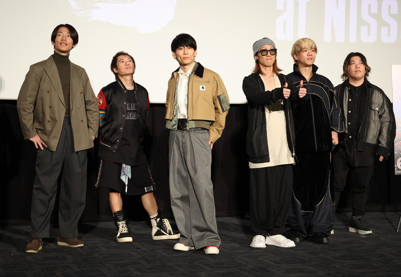 「UVERworld KING’S PARADE　男祭り　REBORN」公開記念舞台あいさつを行ったUVERworld。左から真太郎、克哉、TAKUYA∞、彰、信人、誠果（撮影・中島郁夫）