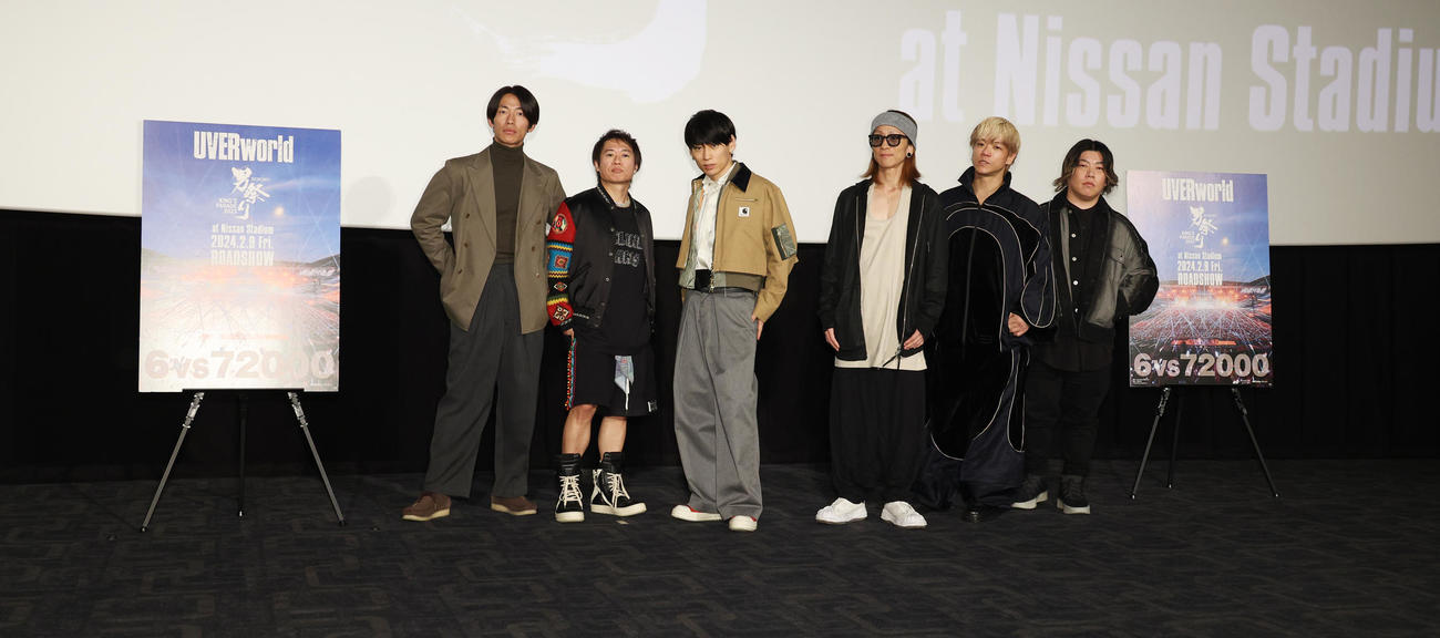 「UVERworld KING’S PARADE　男祭り　REBORN」公開記念舞台あいさつを行ったUVERworld。左から真太郎、克哉、TAKUYA∞、彰、信人、誠果（撮影・中島郁夫）