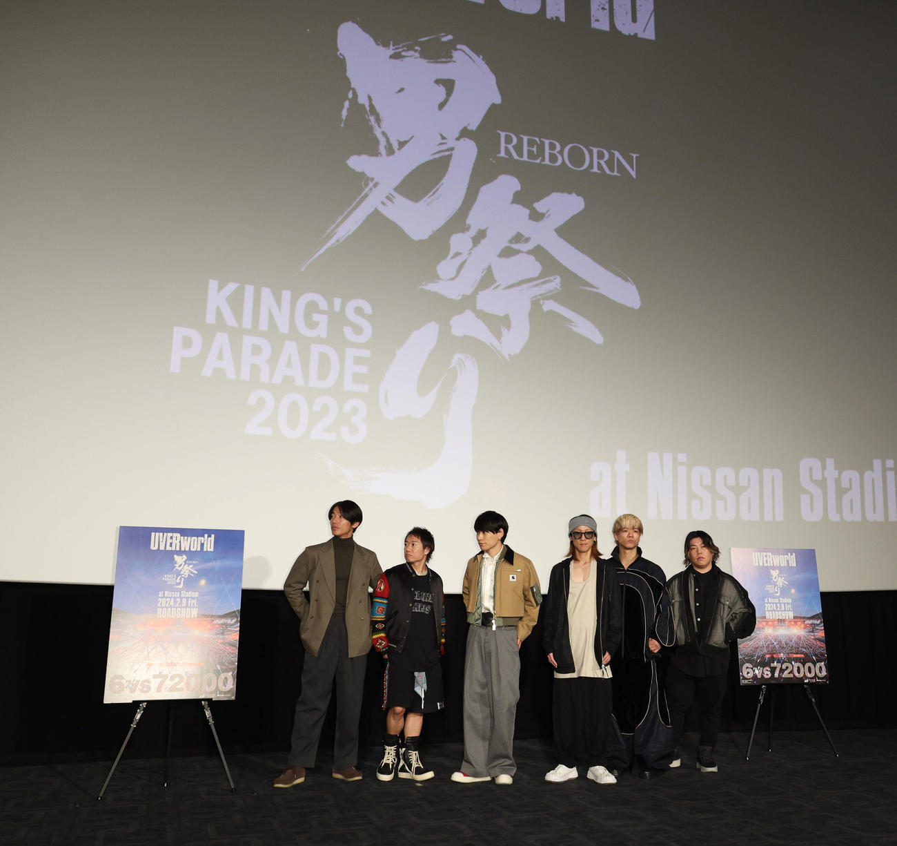 「UVERworld KING’S PARADE　男祭り　REBORN」公開記念舞台あいさつを行ったUVERworld。左から真太郎、克哉、TAKUYA∞、彰、信人、誠果（撮影・中島郁夫）