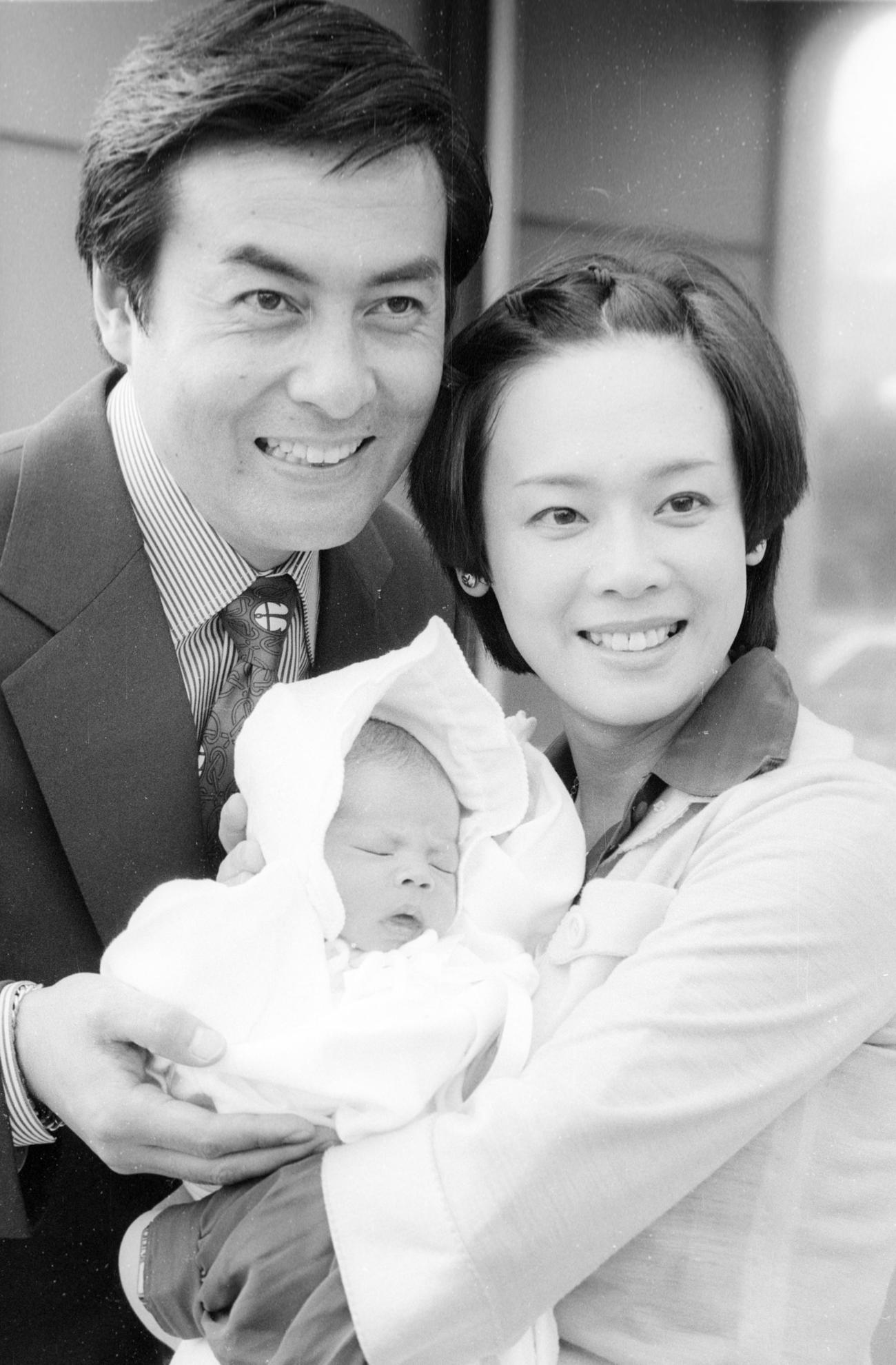 1981年10月19日　誕生した長女・真麻ちゃん（フリーアナウンサー）を抱いて報道陣に披露する高橋英樹と恵美子夫人（元女優小林亜紀子）