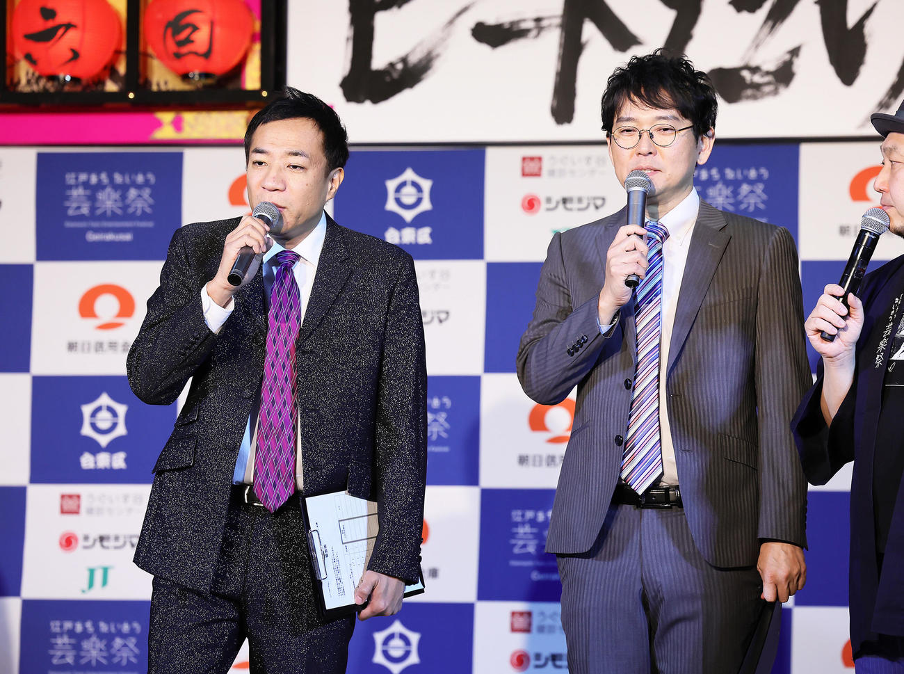 第6回たけしが認めた若手芸人ビートたけし杯「お笑い日本一」　オープニングに登場したナイツの塙宣之（左）と土屋伸之（2024年2月9日撮影）