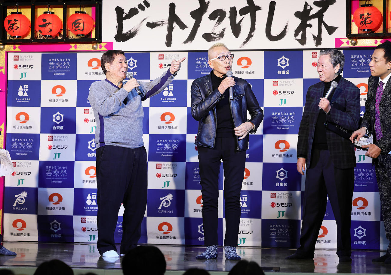 第6回たけしが認めた若手芸人ビートたけし杯「お笑い日本一」　オープニングに登場した、左からビートたけし、ビートきよし、高田文夫（2024年2月9日撮影）