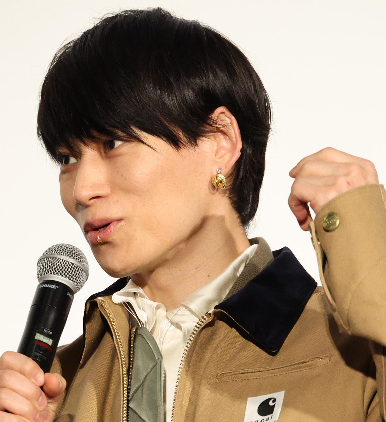 「UVERworld KING’S PARADE　男祭り　REBORN」公開記念舞台あいさつでピアスを開けたエピソードを話すUVERworldのTAKUYA∞（撮影・中島郁夫）