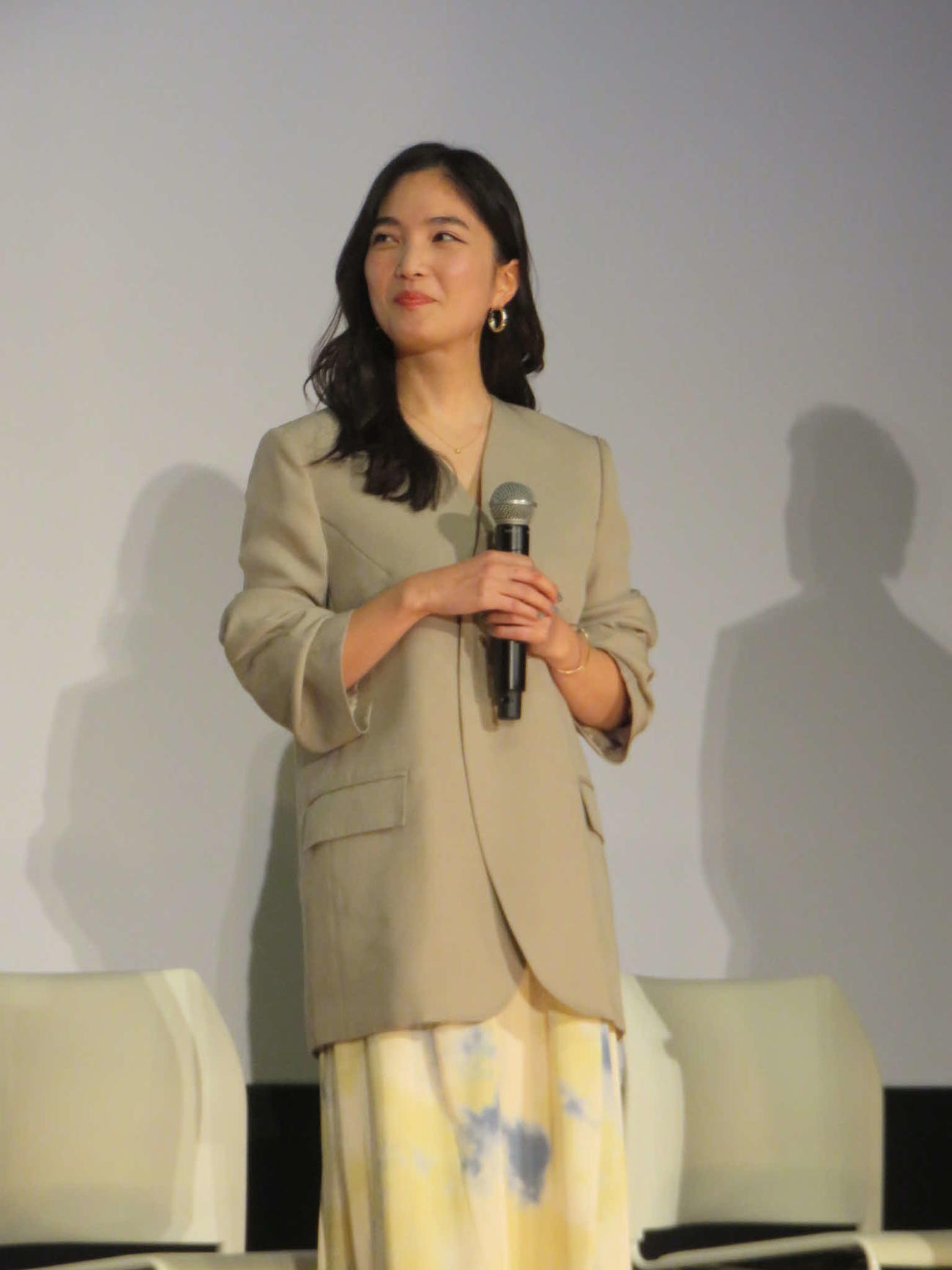 映画「一月の声に歓びを刻め」の舞台あいさつに出席した松本妃代