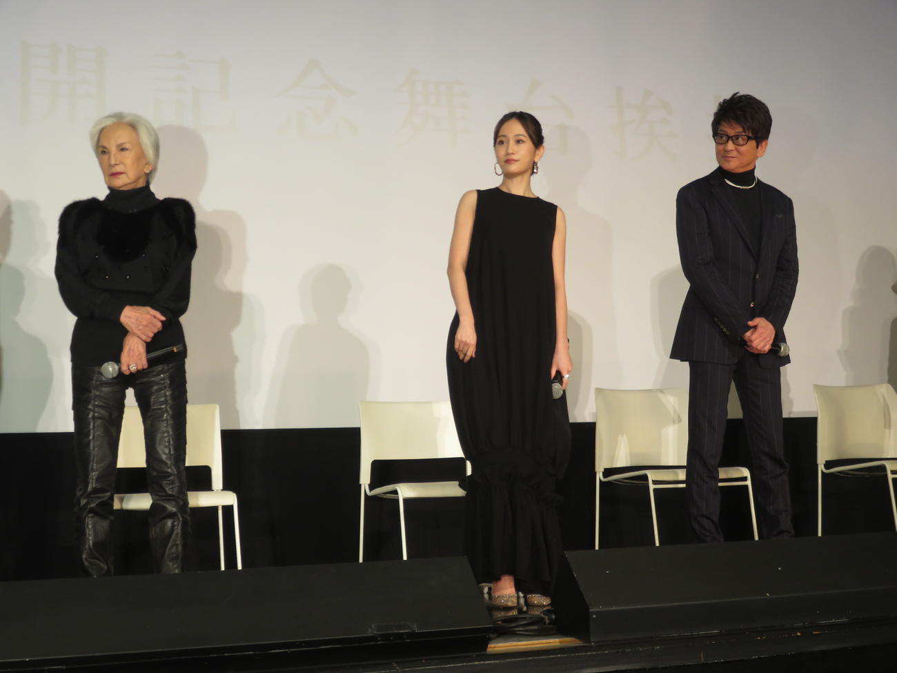 映画「一月の声に歓びを刻め」の舞台あいさつに出席した、左からカルーセル麻紀、前田敦子、哀川翔