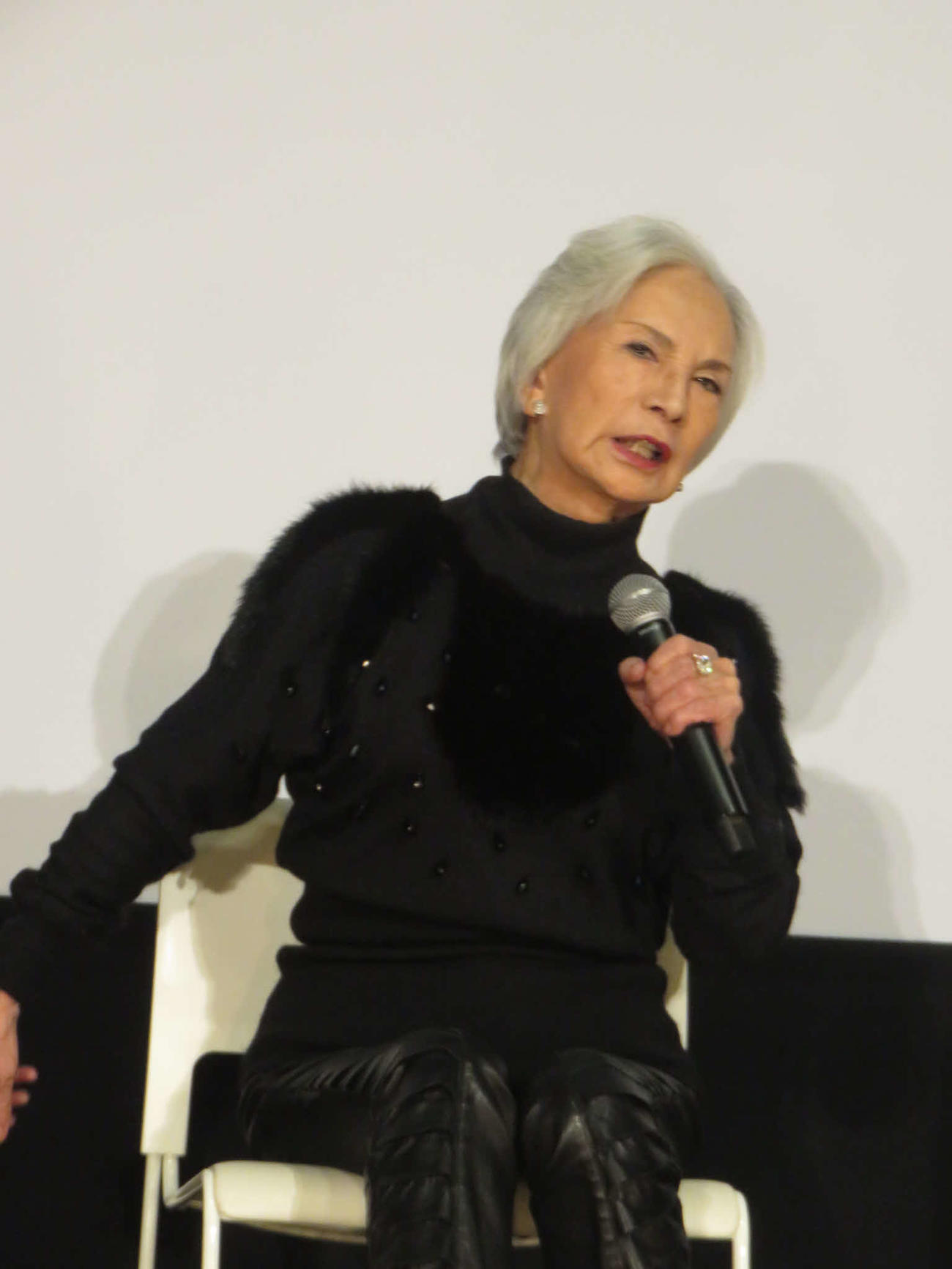映画「一月の声に歓びを刻め」の舞台あいさつに出席したカルーセル麻紀