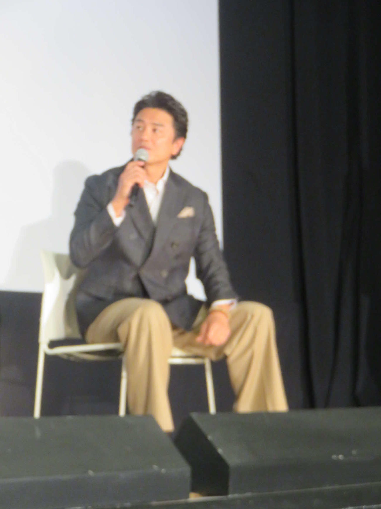 映画「一月の声に歓びを刻め」の舞台あいさつに出席した原田龍二