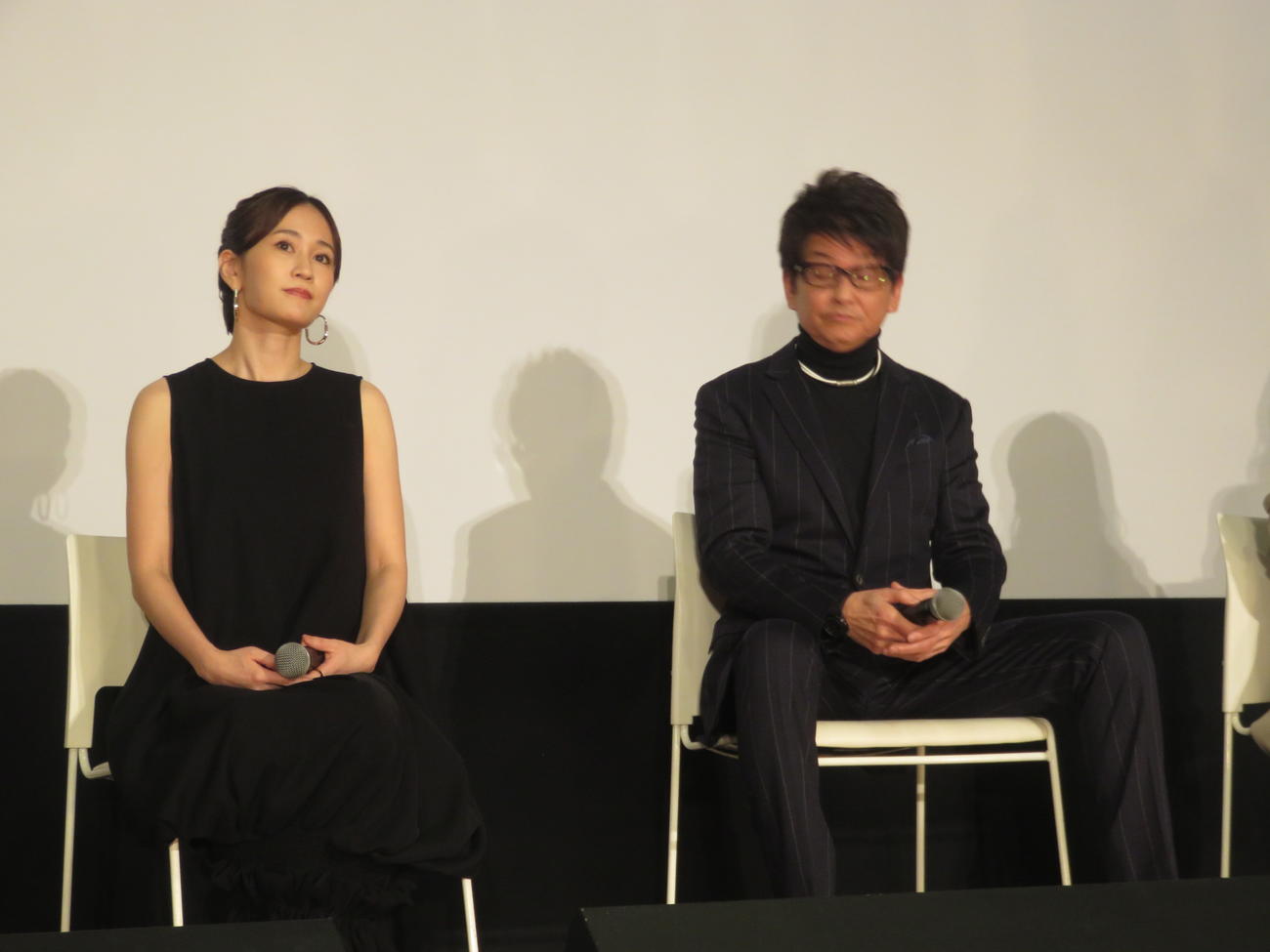映画「一月の声に歓びを刻め」の舞台あいさつに出席した前田敦子（左）と哀川翔