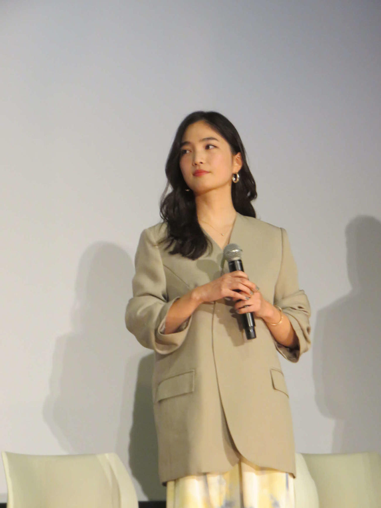 映画「一月の声に歓びを刻め」の舞台あいさつに出席した松本妃代