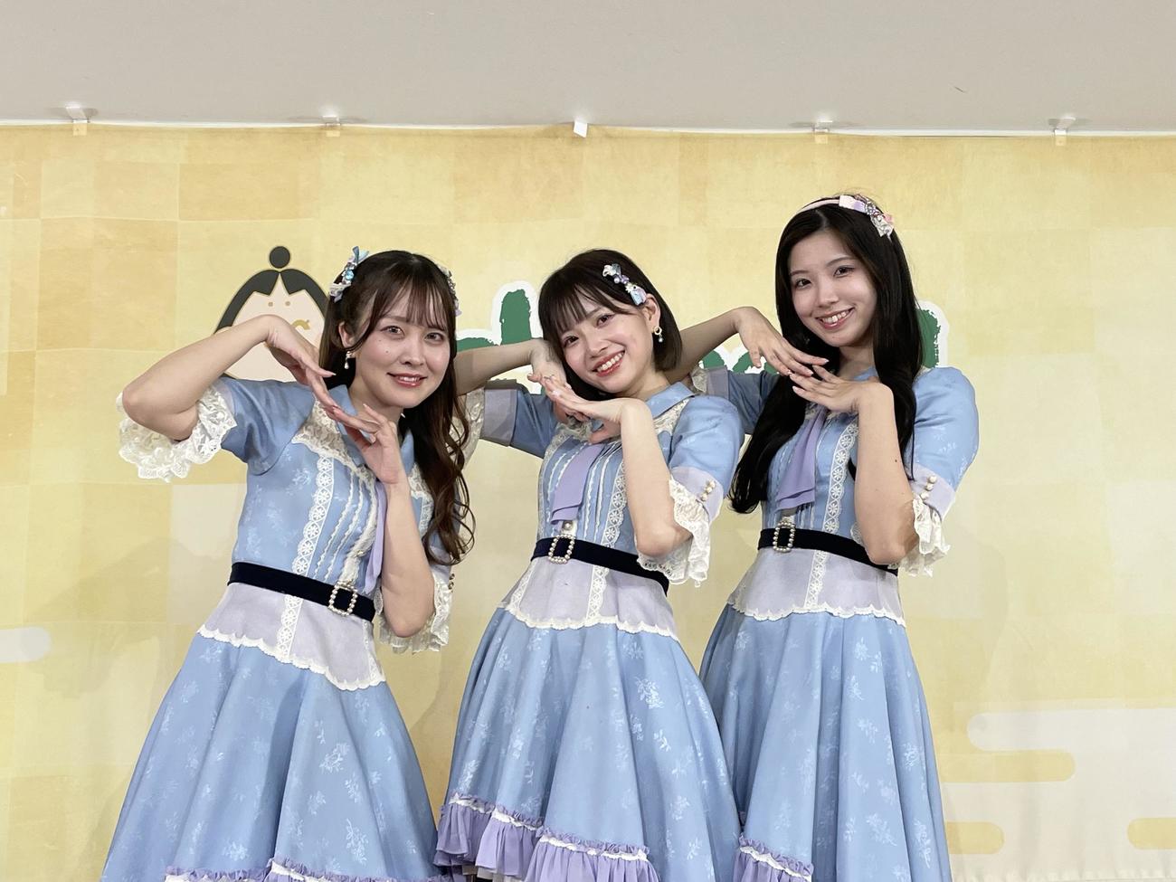 温泉アイドル「Uselect（アセレクト）」が東京・永山健康ランド竹取の湯で公演を行った。左から神楽あやか、日陽ことり、一条かおり