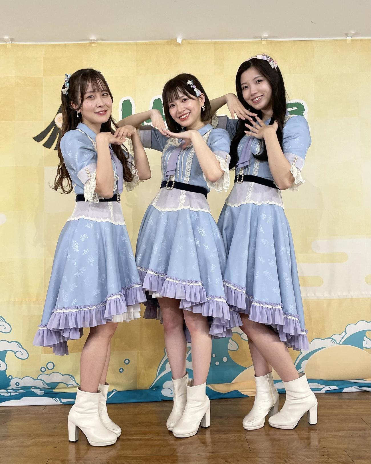 温泉アイドル「Uselect（アセレクト）」が東京・永山健康ランド竹取の湯で公演を行った。左から神楽あやか、日陽ことり、一条かおり