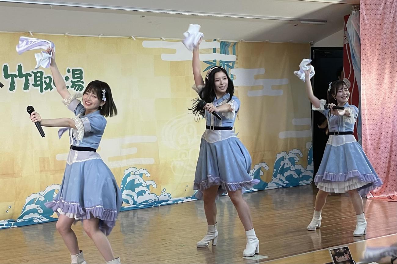 温泉アイドル「Uselect（アセレクト）」が東京・永山健康ランド竹取の湯で公演を行った。左から日陽ことり、一条かおり、神楽あやか