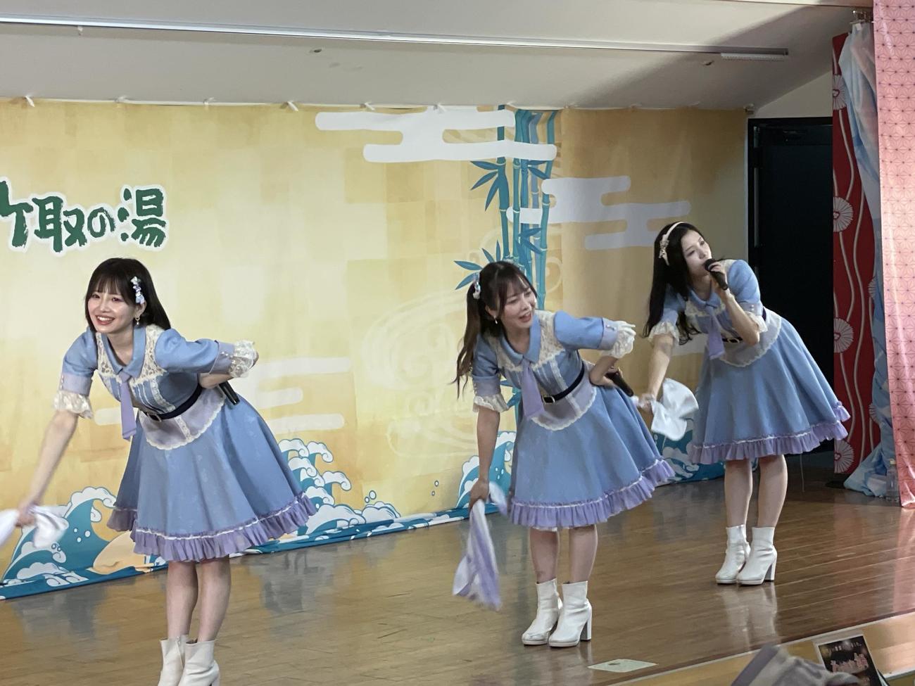 温泉アイドル「Uselect（アセレクト）」が東京・永山健康ランド竹取の湯で公演を行った。左から日陽ことり、神楽あやか、一条かおり