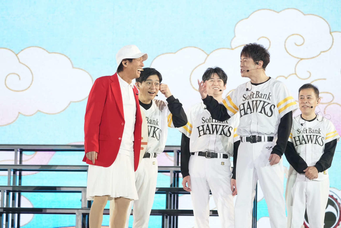 博多華丸・大吉によるお笑いイベント「博多華丸・大吉presents華大どんたくsupportedバイ洋服の青山」に出演した明石家さんま（左端）